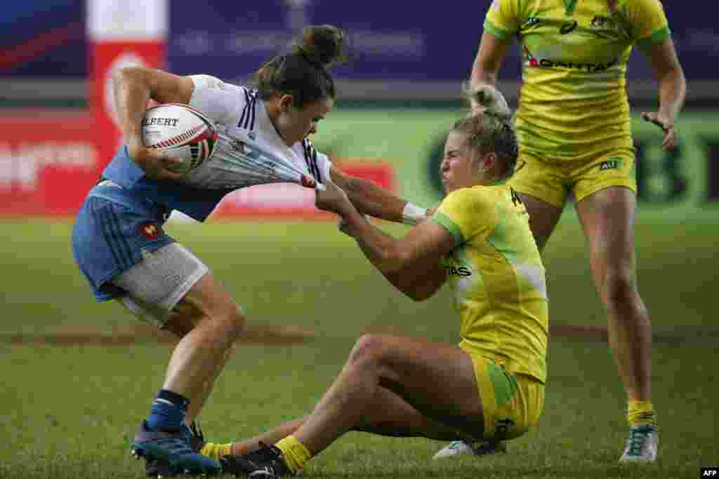 France&#39;s Camille Grassineau (L) vies with Australia&#39;s Emma Tonegato during the Women cup rugby union 7s semi final match between Australia and France, on the second day of the 2018 Paris Sevens tournament at the Jean Bouin Stadium in Paris, France, June 9, 2018.