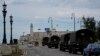 Camiones militares patrullan a lo largo del malecón en La Habana, Cuba, el lunes 15 de noviembre de 2021. El gobierno prohibió una marcha de oposición en la jornada. (Foto AP/ Ramón Espinosa)