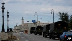 Camiones militares patrullan a lo largo del malecón en La Habana, Cuba, el lunes 15 de noviembre de 2021. El gobierno prohibió una marcha de oposición en la jornada. (Foto AP/ Ramón Espinosa)