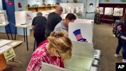 Cử tri đánh dấu trên lá phiếu tại một điểm bỏ phiếu tại một trường tiểu học ở Los Angeles, bang California, ngày 5 tháng 6, 2018.