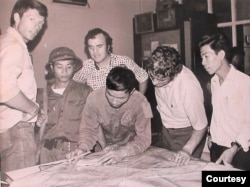 Một cán bộ cộng sản Bắc Việt cùng bảo vệ và thông dịch viên đến văn phòng AP Sài Gòn vào trưa 30 tháng Tư năm 1975 để làm việc với ba ký giả AP còn ở lại để tường trình việc thất thủ của Sài Gòn. Từ trái là ký giả Matt Franjola, giữa là Peter Arnett và trưởng văn phòng AP là George Esper. (Hình Peter Arnett cung cấp)
