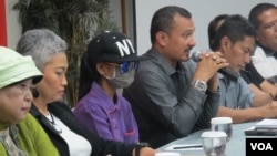 Juru Bicara Masyarakat Peduli Kediri, Ferdinand Hatahaean (tengah), AK (korban) dan sejumlah LSM lainnya dalam konferensi pers tentang pemerkosaan 58 anak oleh pengusaha Kediri, di Hotel Alia, Cikini, Jakarta, Senin (16/5). (VOA/Fathiyah)