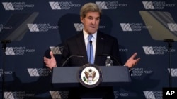 Menteri Luar Negeri AS John Kerry berbicara dalam acara kelompok kebijakan luar negeri perempuan di Washington (29/11). (AP/Susan Walsh)