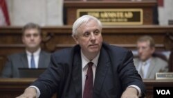 El gobernador demócrata de West Virginia, Jim Justice, anunció que se cambia al Partido Republicano.