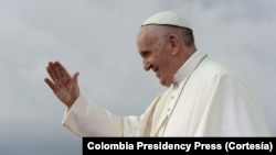 Paus Fransiskus menyalami warga Kolombia yang menyambutnya saat berkunjung ke negara itu, 9 September 2017 (Foto: dok). 