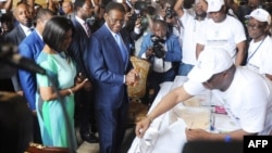 Teodoro Obiang Nguema, le président équato-guinéen, vote dans un bureau à Malabo, le 24 avril 2016.