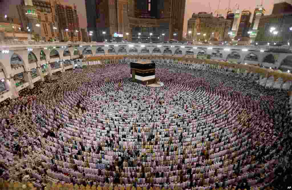 지난 29일(현지시간) 이슬람교 최대 행사인 연례 &#39;하지&#39; 성지순례를 앞두고 사우디아라비아 메카 그랜드 모스크에 모인 신도들이 기도하고 있다.