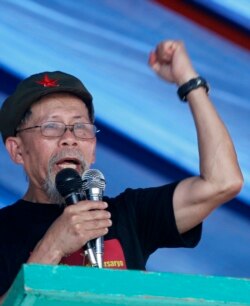 Pemimpin pemberontak senior komunis Filipina Jorge Madlos, juga dikenal sebagai "Ka Oris", berbicara sambil mengepalkan tinjunya selama perayaan peringatan 42 tahun berdirinya Partido Komunista ng Pilipinas (Partai Komunis Filipina) di Gunung Diwata, Suri