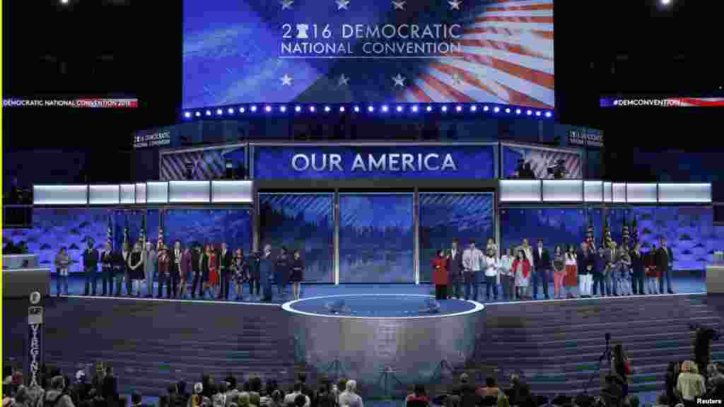 Wagombea viti vya Bunge la Marekani wajulishwa kwa wajumbe wa Mkutano Mkuu wa chama cha demokratik mjini Philadelphia, Pennsylvania, July 27, 2016.