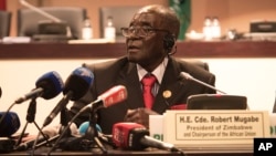Zimbabwe president, and chair of the African Unity Summit, Robert Mugabe, addresses delegates at the end of the 25th AU Summit in Johannesburg, June 15, 2015. 