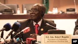 Zimbabwe president, and chair of the African Unity Summit, Robert Mugabe, addresses delegates at the end of the 25th AU Summit in Johannesburg, June 15, 2015. 