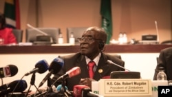 Zimbabwe president, and chair of the African Unity Summit, Robert Mugabe, addresses delegates at the end of the 25th AU Summit in Johannesburg, June 15, 2015. 
