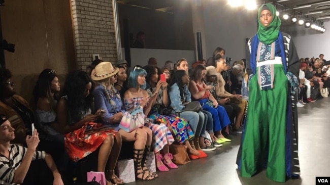 Vivi Zubedi mengangkat hijab sebagai busana yang tetap trendy dan penuh dengan warna-warni memukau.