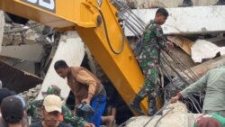 Evakuasi korban yang terjebak dibawah reruntuhan kantor Gubernur Sulawesi Barat di Mamuju. Jumat (15/1/2021). (Foto: Courtesy/Taufiq Lau/Pemprov Sulawesi Selatan)