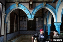 Dua pria Yahudi Tunisia terlihat di Ghriba, sinagog Yahudi tertua di Afrika, saat ziarah tahunan di Djerba, Tunisia, 3 Mei 2018. (Foto: Reuters)