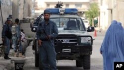 자살폭탄테러 발생으로 아프가니스탄 보안군이 치안을 강화 하고있다.