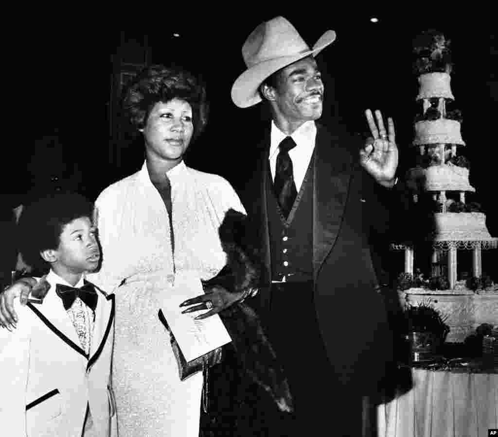 Aretha Franklin e o seu marido, Glen Turman, chegando ao hotel Los Angeles, para a festa de recepção do casamento. 17 de Abril, 1978.