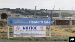 Un letrero informa a los visitantes de los artículos prohibidos en la Reserva Nuclear Hanford cerca de Richland, Wash.