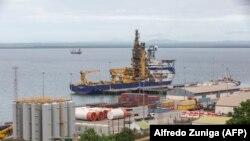 Cabo Delgado - navio de apoio a construção ao largo no porto de Pemba