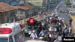 人們2021年2月23日在緬甸第二大城市曼德勒為周末喪生的一名示威者舉行葬禮 （路透社）