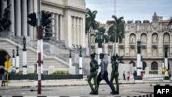 Policías cubanos patrullan los alrededores del Capitolio de Cuba en La Habana, el 15 de noviembre de 2021.