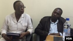 Jestina Mukoko (L), the head of Zimbabwe Peace Project, a civic organization that documents cases of human rights abuses, addresses journalists in Harare March 13, 2015. (Sebastian Mhofu/VOA)