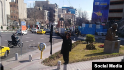 اعتراض مدنی یکی از دختران خیابان انقلاب در تهران