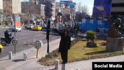 اعتراض مدنی یکی از دختران خیابان انقلاب در تهران 