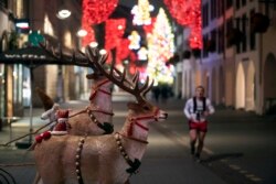 Lampu-lampu dekorasi Natal mulai menyala di lokasi pasar Natal yang biasanya berlangsung menjelang Natal di Strasbourg, Perancis timur, Jumat, 27 November 2020.