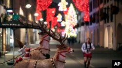 法国东部斯特拉斯堡的圣诞灯饰。由于新冠疫情，著名的节日市场今年将不会举行（2020年11月27日）。