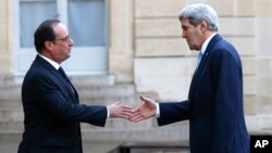 17일 프랑스 파리를 방문한 존 케리 미 국무장관(오른쪽)이 엘리제궁에서 프랑수아 올랑드 프랑스 대통령과 만나 악수하고 있다.