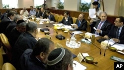 Israeli Prime Minister Benjamin Netanyahu (second from right) at the weekly cabinet meeting in his Jerusalem office, 24 October 2010