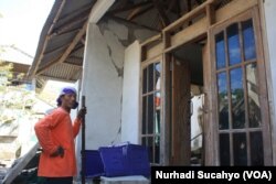 Khaeruddin di depan rumahnya yang rusak di Pemenang, Lombok Utara, 10 Agustus 2018. Dia bekerja sebagai tukang bangunan di Gili Trawangan dan sekarang menganggur. (Foto:Nurhadi Sucahyo)