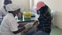 Enfermeira aplica vacina em Malanje, Angola