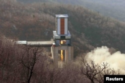 FILE - Novi motor na interkontinentalnoj balističkoj raketi (ICBM) tokom testiranja na Sohe svemirskom centru na severu Severne Koreje (KCNA)