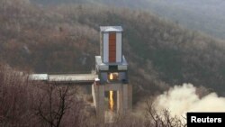 Thử nghiệm động cơ phi đạn đạn đạo liên lục địa (ICBM) tại trung tâm Không gian Sohae, tỉnh Cholsan, Bắc Triều Tiên, (theo Hãng thông tấn Trung Ương Bắc Triều Tiên KCNA, ngày 09/04/2016).