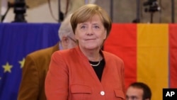 លោក​ស្រី Angela Merkel អធិការបតី​អាល្លឺម៉ង់​ បាន​មក​ចូល​រួម​បោះ​ឆ្នោត​កាល​ពី​ថ្ងៃ​អាទិត្យ​ នៅទីក្រុង​ប៊ែឡាំង។ លោក​ស្រី​បាន​ជាប់​ឆ្នោត​ជា​អធិការបតី​អាល្លឺម៉ង់​ក្នុង​អាណត្តិ​ទី​៤​របស់​លោក​ស្រី។