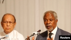 Kofi Annan (kanan), Ketua Komisi Penasihat Rakhine memberikan keterangan pers di Yangon, Myanmar mengenai situasi di Rakhine (24/8).