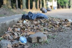 Sampah-sampah yang berserakan di sekitar Monument Bandung Lautan Api. (Foto: VOA/Rio Tuasikal)