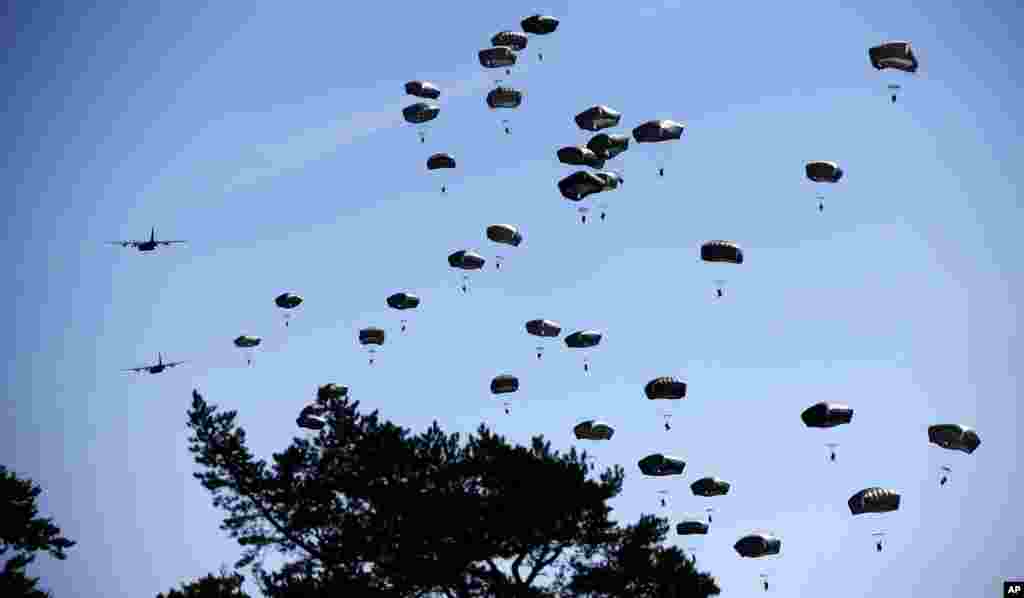 Paratroopers take part in an exercise of the U.S. Army Global Response Force in Hohenfels, Germany.