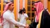 Salah bin Jamal Khashoggi (kiri) berjabat tangan dengan Putra Mahkota Saudi Mohammed bin Salman di Riyadh, Saudi Arabia, Selasa (23/10). 