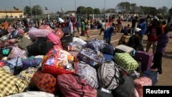 Des Maliens attendent d'être évacués de Bangui, le 7 janvier 2014.