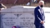 El presidente Joe Biden se aleja después de colocar una ofrenda floral en la tumba del reverendo Martin Luther King Jr. y su esposa, Coretta Scott King, el 11 de enero de 2022, en Atlanta, Georgia.