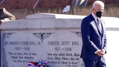 El presidente Joe Biden se aleja después de colocar una ofrenda floral en la tumba del reverendo Martin Luther King Jr. y su esposa, Coretta Scott King, el 11 de enero de 2022, en Atlanta, Georgia.