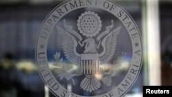 미국 워싱턴 국무부 건물 입구 유리문에 새겨진 국무부 문장.