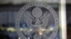 미국 워싱턴 D.C. 시내 국무부 청사 입구 유리문에 새겨진 문장 (자료사진)