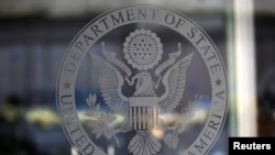 미국 워싱턴 D.C. 시내 국무부 청사 입구 유리문에 새겨진 문장 (자료사진)