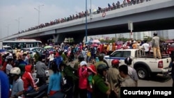 Hàng nghìn công nhân công ty Pou Yuen ở Sài Gòn đã tuần hành để phản đối chính sách bảo hiểm xã hội mới, tháng 3/2015. (Ảnh: Thanh Niên Công Giáo)