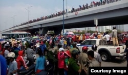 Hàng nghìn công nhân công ty Pou Yuen ở Sài Gòn đã xuống đường tuần hành để phản đối chính sách bảo hiểm xã hội mới. (Ảnh: Thanh Niên Công Giáo)