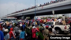 Hàng nghìn công nhân công ty Pou Yuen ở Sài Gòn xuống đường tuần hành phản đối chính sách bảo hiểm xã hội mới. (Ảnh: Thanh Niên Công Giáo)